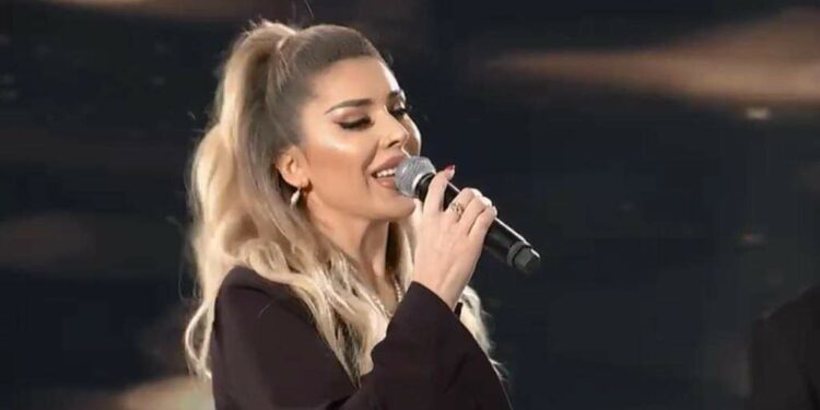 Këngëtarja e njohur  Lendita Selimi Hajdini s’ka të ndalur, sjell potpurin live (Video)