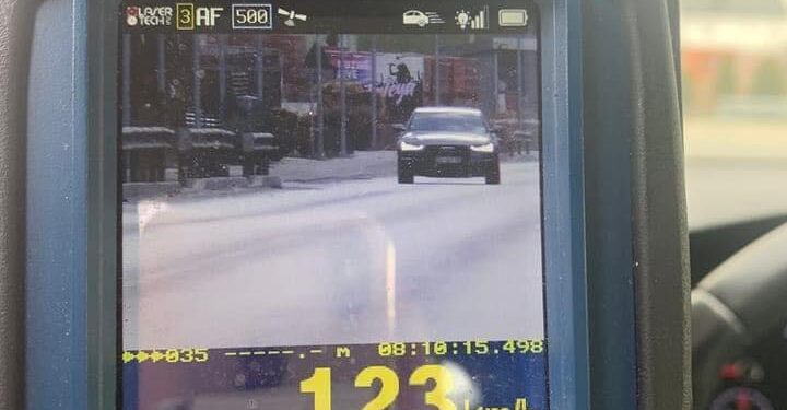 Mitrovicasi vozit pa patentë shofer me shpejtësi 123km/h në zonën 50 km/h, Policia e dërgon për gjykatë