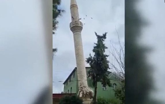 Qytetarët incizojnë live momentin kur tërmeti në Turqi shemb një minare të xhamisë