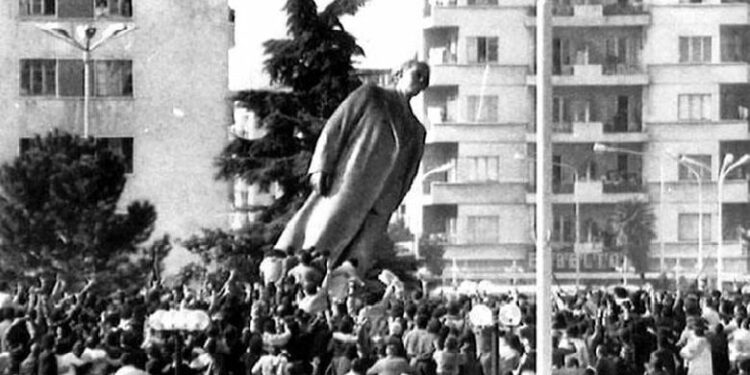 32 vjet nga rrëzimi i bustit të diktatorit Enver Hoxha