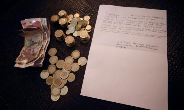 9-vjeçari turk dhuron kursimet e tij për të prekurit nga tërmeti, shkruan edhe një letër emocionuese për ta