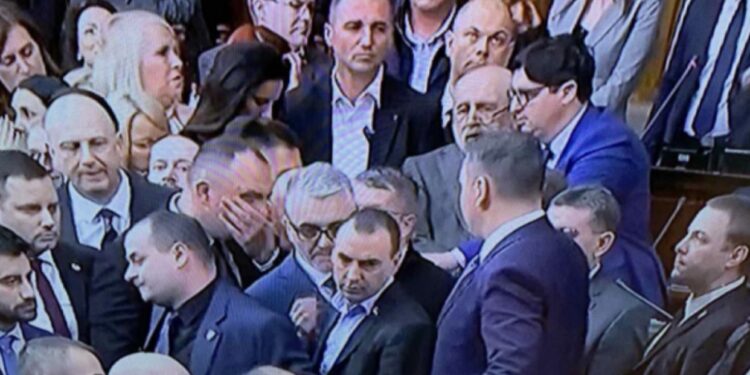 Seanca për planin franko gjerman, kaos në Kuvendin e Serbisë, deputetët e opozitës i sulen Vuçiqit