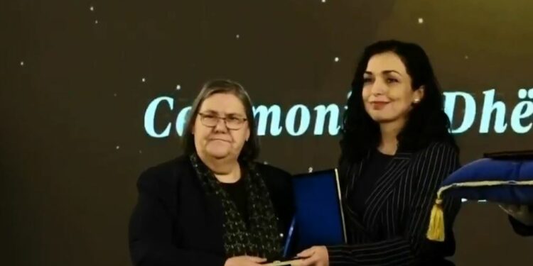 Ferdonije Qerkezi nderohet me Medaljen Presidenciale nga Osmani në 15-vjetorin e Pavarësisë së Kosovës