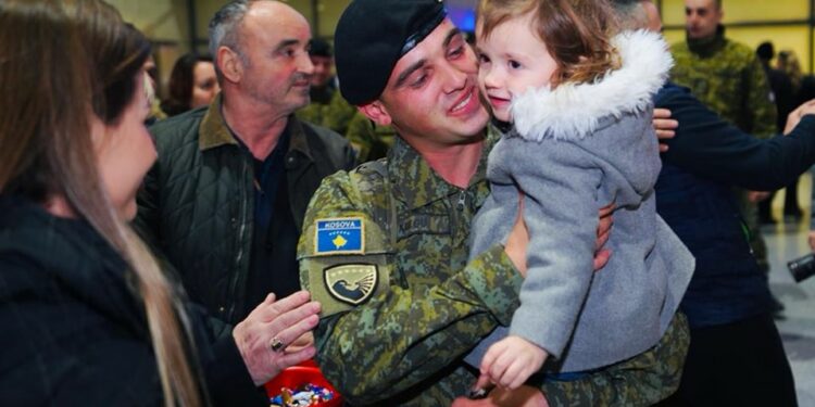 Rikthehen nga Ishujt Falkland ushtarët e FSK-së, priten nga familjarët dhe ministri Mehaj