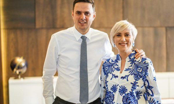 “Skizofreni i vogël Lumir”, LDK i reagon Elvis Hoxhës: Po përdorni metoda të regjimit të Stalinit