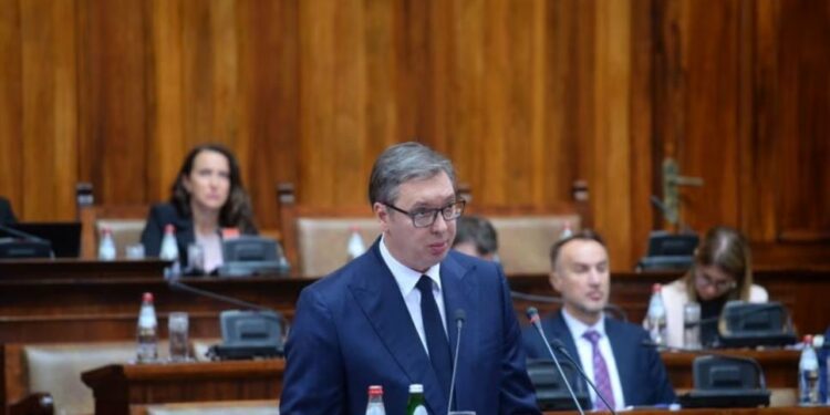 Vuçiq iu drejtohet serbëve: Na presin vendime dhe kohëra të vështira
