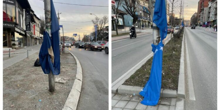 E turpshme: Dy ditë pas festimit të Pavarësisë, flamujt e shtetit janë lënë në këtë gjendje