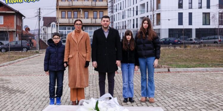Krasniqi me familje bën homazhe te varri i Adem Demaçit: Duhet t’i ngrihet një shtatore në Prishtinë