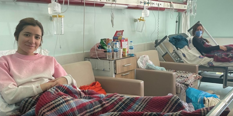 “Dëgjuam zhurmën e shembjes së ndërtesës”, dy motrat rrëfejnë si mbijetuan për 4 ditë nën rrënoja