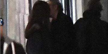 Skandali’ romantik: Çifti i njohur kapet duke u puthur në rrugë