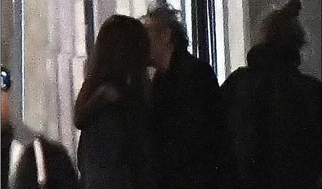 Skandali’ romantik: Çifti i njohur kapet duke u puthur në rrugë