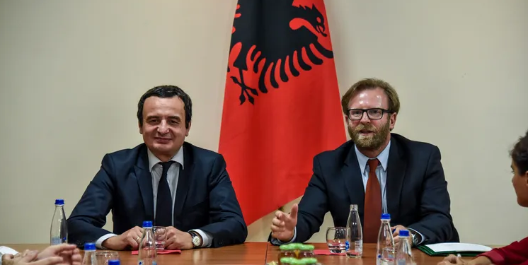 Haki Abazi ndan rrugët me Kurtin: Ju nuk jeni ndryshimi