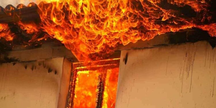 Digjet një shtëpi në Prizren, dëmi arrin mbi 2 mijë euro