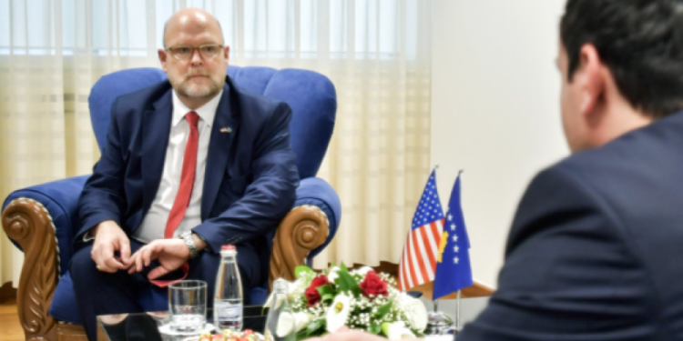“Përfitime për Kosovën dhe Serbinë”, reagon ambasadori amerikan pasi Kurti e pranoi propozimin evropian