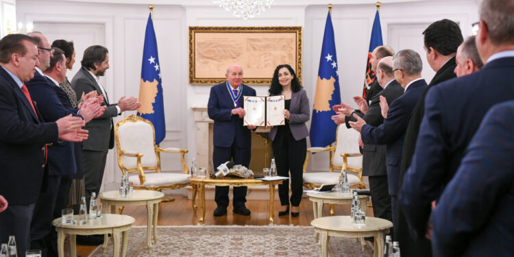 Presidentja Osmani dekoron Xhim Xhemën me medaljen “Urdhri i Lirisë”