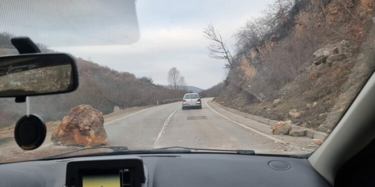 Kujdes në rrugën Prishtinë-Gjilan, gurë të mëdhenj po bien në asfalt