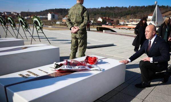 Haradinaj uron nga Prekazi: Nderimi është i përhershëm për Jasharët dhe të rënët për liri