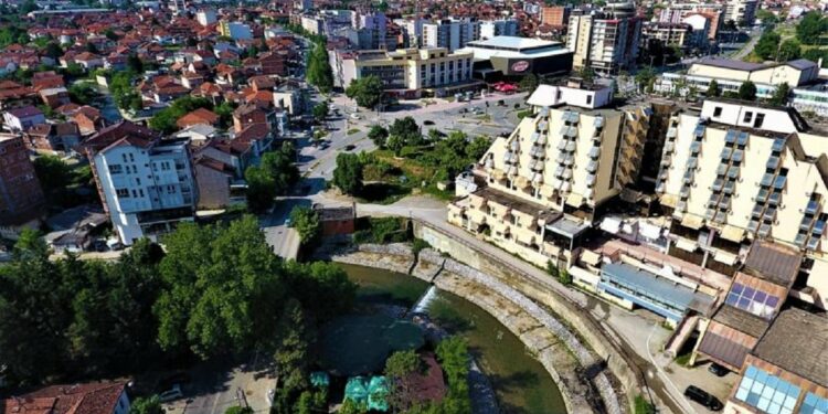 Mashtrohet një grua në Gjakovë: Dikush i kërkon cigare dhe ia vjedh çantën me para e stoli në vlerë të 6 mijë €