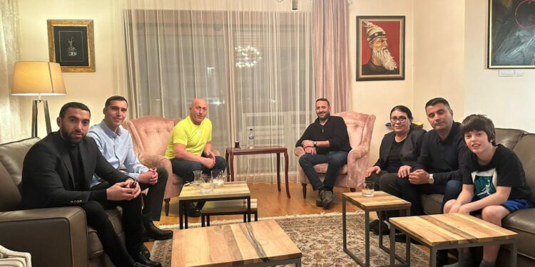 “Në shtëpi”, Haradinaj tregon se është kthyer nga Amerika me një foto familjare