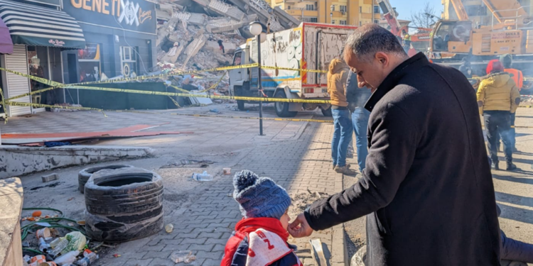 Koha po kalon, vogëlushi 4-vjeçar së bashku me babain po pret që nënën t’ia gjejnë nën rrënoja