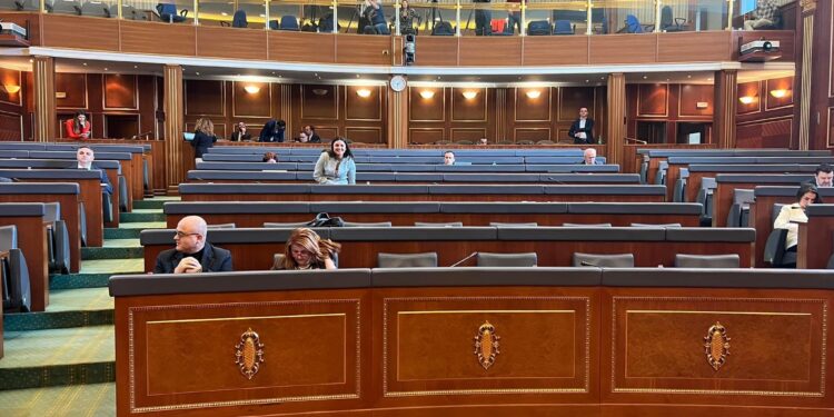 Zemaj publikon një foto nga seanca: Deputetët e LVV-së nuk kanë “arsye” të dëgjojnë