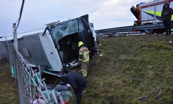 Rrokulliset autobusi me plot pasagjerë në Slloveni, tre të vdekur