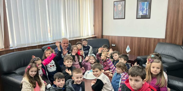 Befasia më e bukur për ditëlindje, parashkollorët futen në zyrën e kryetarit