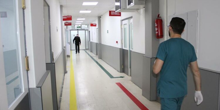 Humb jetën në QKUK një vajzë 20-vjeçare, babai i saj ankohet për trajtim të pandërgjegjshëm nga mjekët