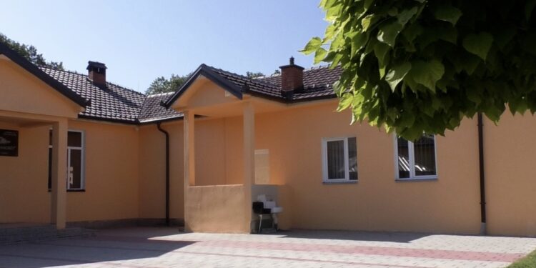 Gjakovë: Mësimdhënësja nxjerr nxënësin nga dritarja gjatë orës mësimore