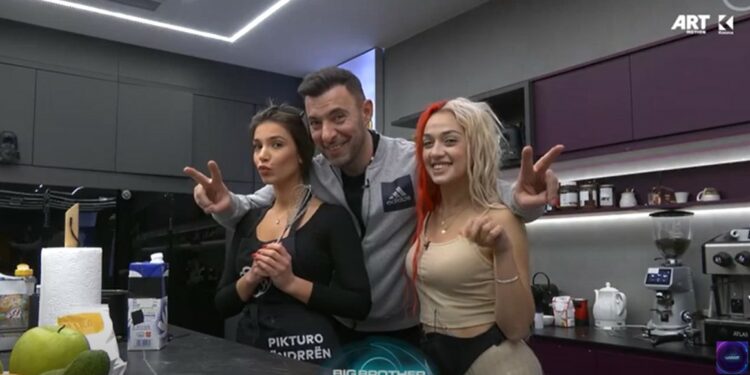 Vedati me poza qesharake teksa kërkon disa “foto me shoqe” (VIDEO)