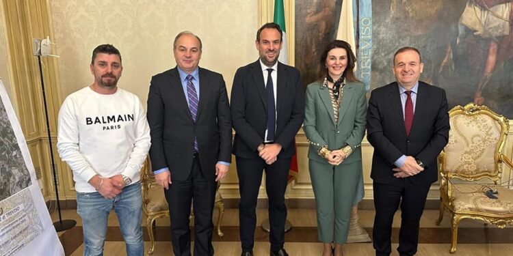 Zyrtarët e PDK-së priten nga kryetari i Trevisos në Itali para formimit të nëndegëve në Itali