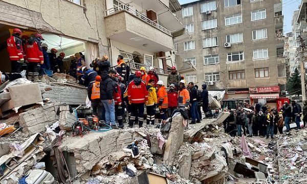 Mrekulli pas 55 orësh, shpëtohet fëmija 1 vjeç e gjysmë, nëna e ushqeu nën rrënoja