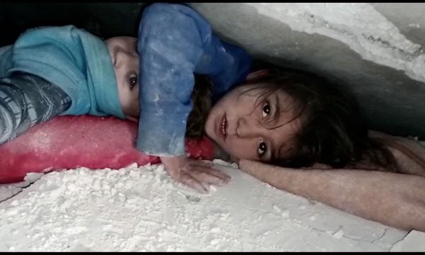 Fotoja e tyre u bë virale, nxirren nga gërmadhat motër e vëlla pas 36 orësh