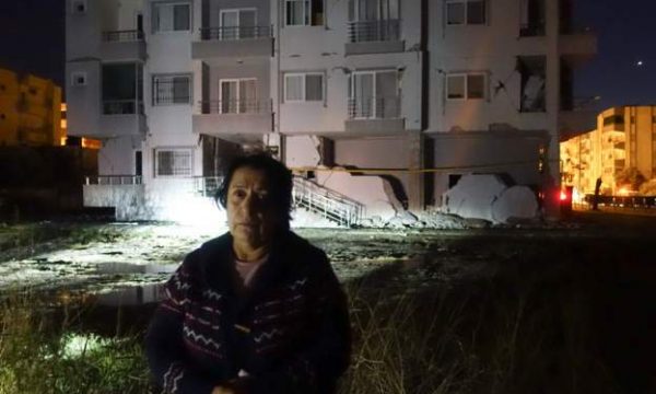 “Mezi i mbijetova tërmetit, tani nuk kam shtëpi”, përmes lotëve një grua rrëfehet pas tërmetit në Turqi