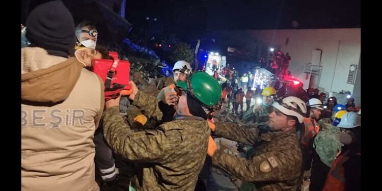 Momenti i shpëtimit të 13-vjeçares dhe 45-vjeçarit nga ekipet e FSK-së në Turqi