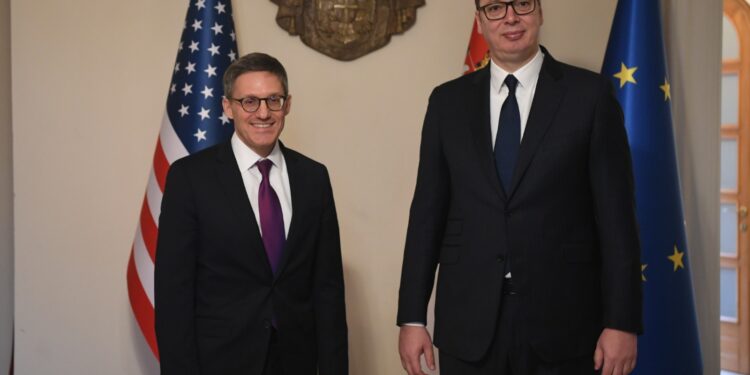 Chollet: ShBA e mbështet propozimin e BE-së për normalizimin e marrëdhënieve në mes të Kosovës dhe Serbisë