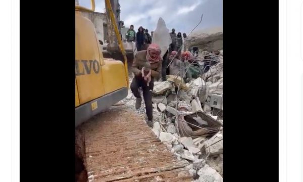 Publikohet video e momentit kur foshnja lindi nën rrënojat e tërmetit, nëna vdiq