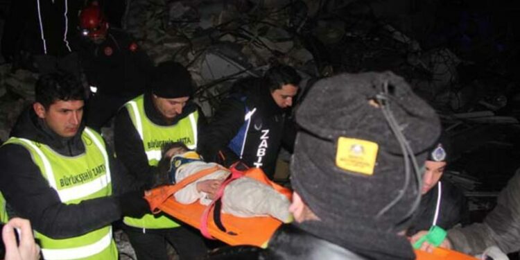 Mrekulli pas 26 orësh/ Dy fëmijë shpëtohen nga rrënojat e tërmetit në Turqi