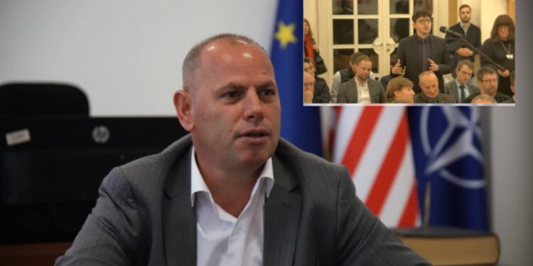 Lladrovci përgëzon studentin Flamur Lladrovcin që kundërshtoi diplomatin serb Jeremiq në Vjenë