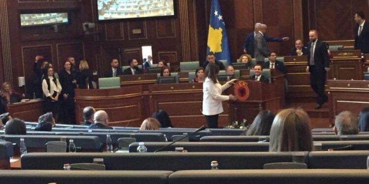 Musliu vendos në foltore të Kuvendit emblemën e UÇK-së