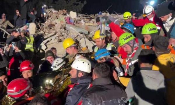 Rrëfim tronditës i të mbijetuarës nga tërmeti: Si jetova për 4 ditë nën rrënoja me djalin tim të porsalindur