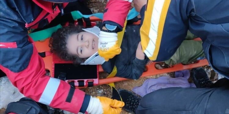 6-vjeçari nxirret i gjallë nga rrënojat e ndërtesës 7-katëshe në Turqi