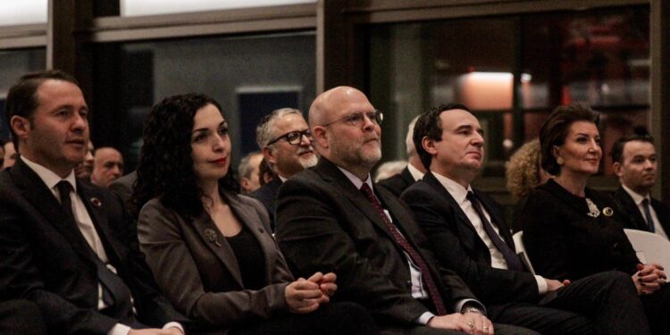 Hovenier organizon pritje në ambasadë, këndon dhe uron Kosovën për 15 vjetorin e pavarësisë