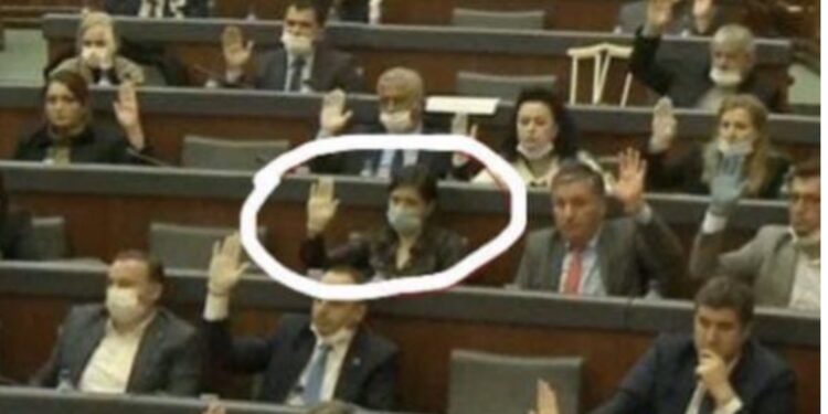 Albulena Haxhiu emëroi këshilltare ish-deputeten e LDK-së që votoi PRO rrëzimit të Kurtit, revoltohet aktivisti i VV-së