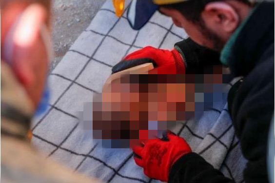 E dhimbshme: Shpëtohet foshnja 20-ditore pas 60 orësh, mbante një tufë flokësh të nënës së tij në dorë