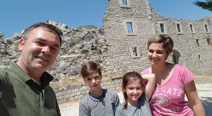 Rrëfehet gruaja e Rexhep Selimit: Takohemi një herë në muaj dhe flasim me video kamera