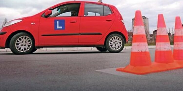 Policia arreston dy persona që ua kalonin kandidatëve provimet për patent shoferë teorike e praktike