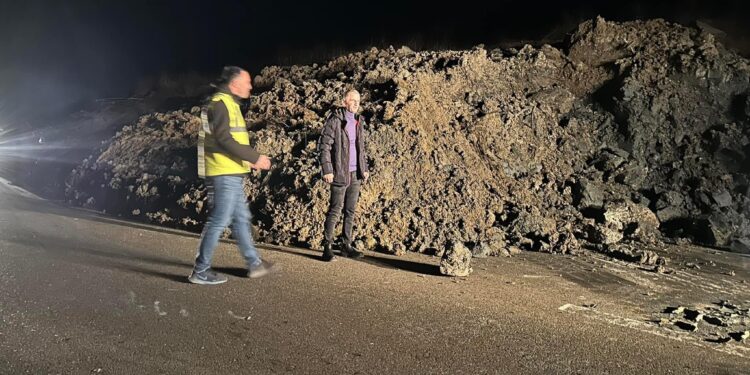 Rrëshqitja e dheut në autostradën “Ibrahim Rugova” bllokon qarkullimin mes Suharekës dhe Prizrenit