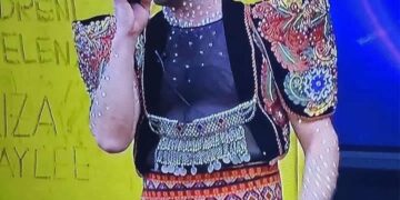 Lugati rikthehet te ‘nysat’, jep premierën e këngës së re me veshje kombëtare e stil unik (VIDEO)