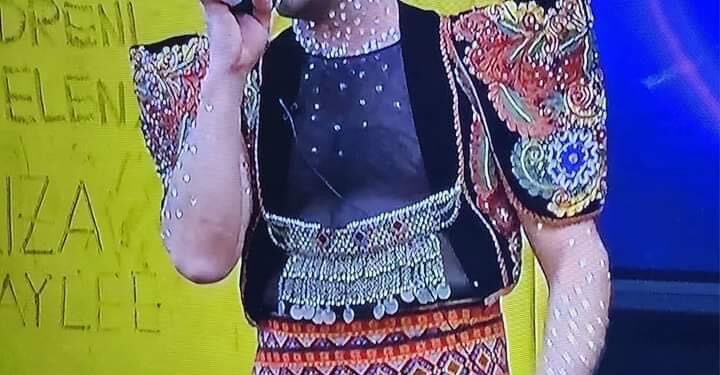 Lugati rikthehet te ‘nysat’, jep premierën e këngës së re me veshje kombëtare e stil unik (VIDEO)